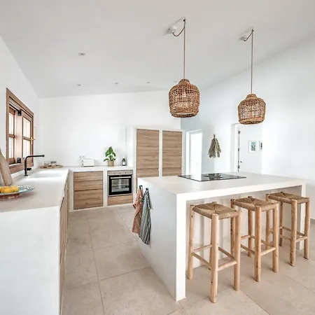 בית נופש In Mediterranean Style With Private Pool נרחה